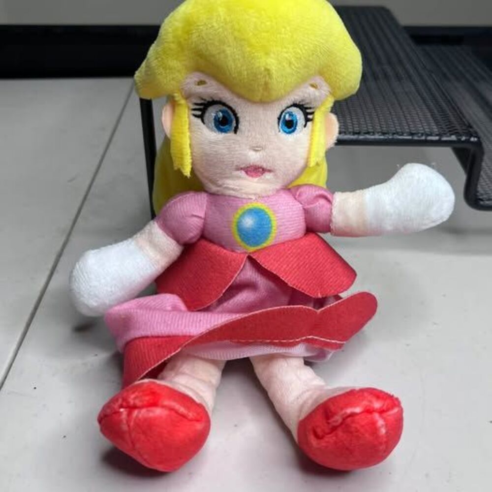 Nintendo Super Mario Princess Peach Plush 6in